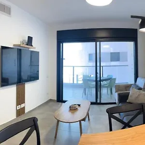 Lili House דירה